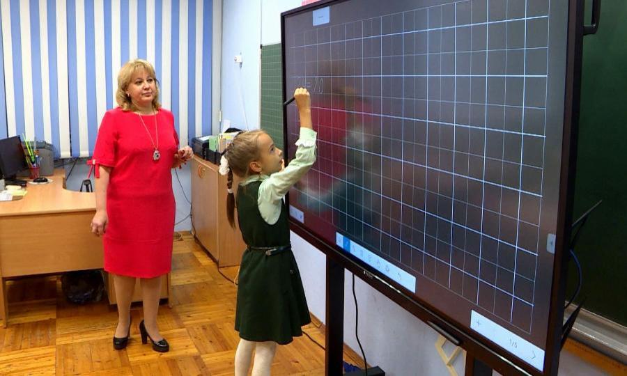 В школы Архангельска и Северодвинска поступило современное оборудование — интерактивные доски и мобильные компьютерные классы