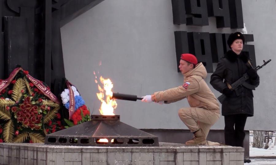 В Северодвинске провели церемонию передачи Вечного огня — его погасили на время ремонта памятника