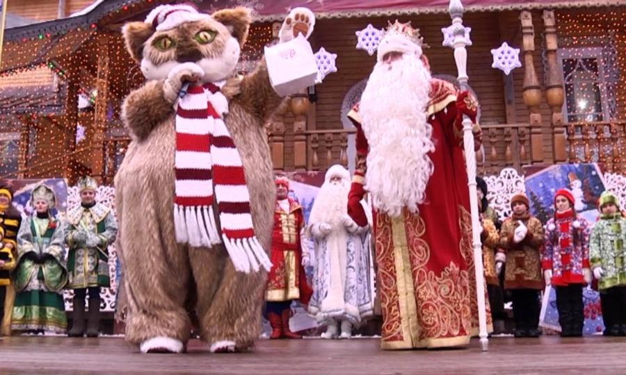 Сказочная делегация Архангельской области поздравила с днём рождения главного Деда Мороза страны