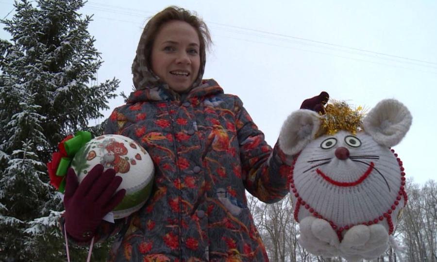Сегодня более сотни новогодних игрушек украсили ели в центре Архангельска