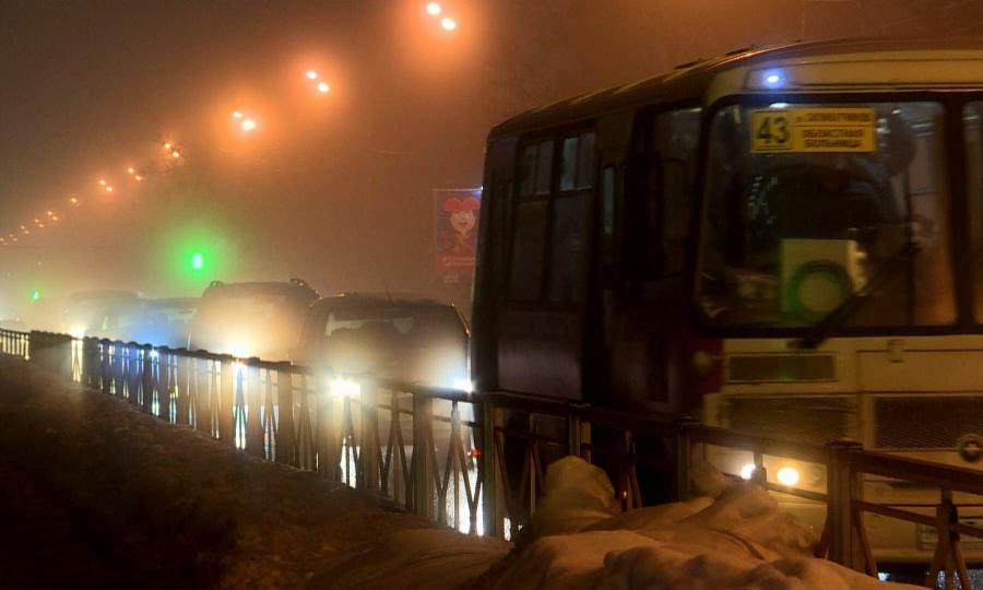 В Архангельске сохраняется нелётная погода — над городом плотный туман