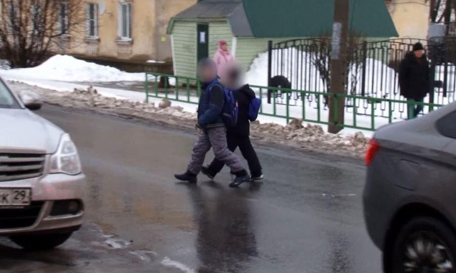Котласские школьники рискуя жизнью переходят дорогу в неположенном месте