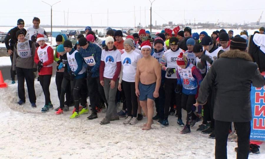 В Архангельске на Набережной Двины состоялся Рождественский легкоатлетический пробег
