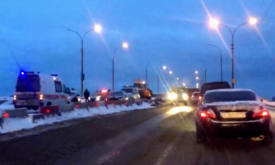 Из-за ДТП на Краснофлотском мосту многие автомобилисты провели утро в огромной пробке