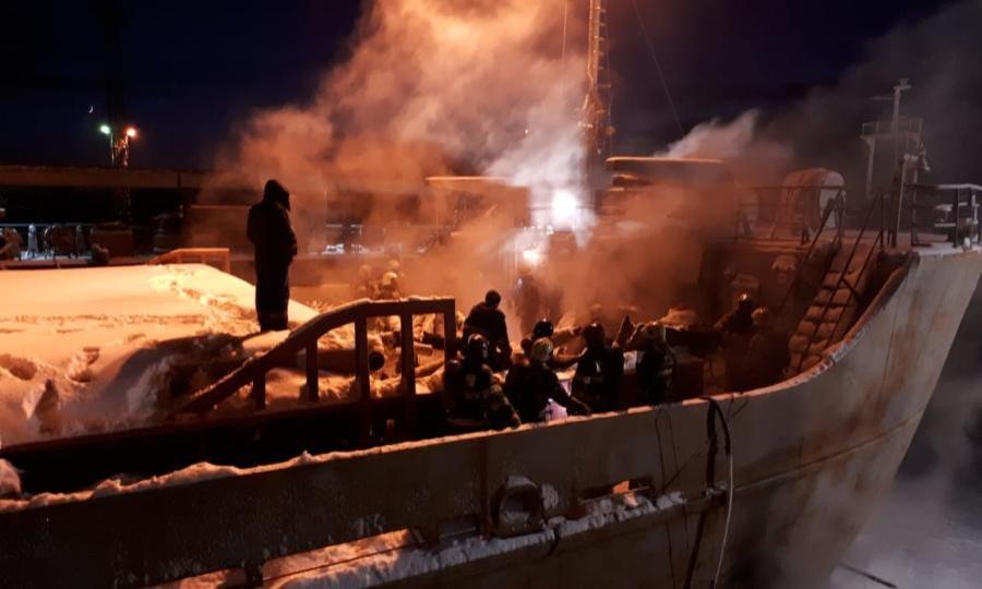 Почти три часа архангельские пожарные боролись с огнём на судне «Святитель Иннокентий»