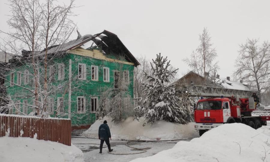По предварительной информации, в результате пожара в деревянном здании на Ленинградском проспекте никто не пострадал