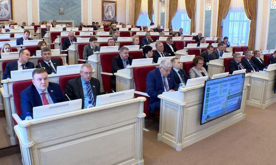 Областной парламент собрался на первую в наступившем году сессию
