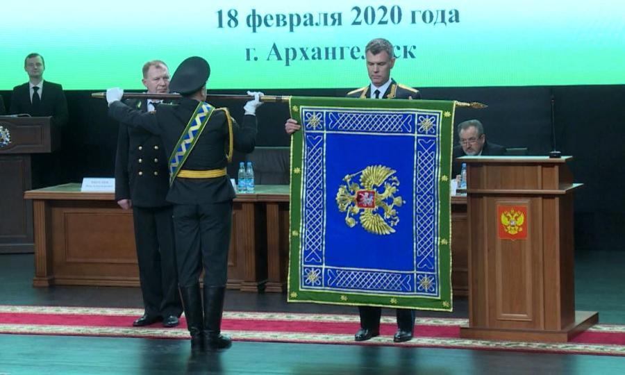 Сегодня Управлению Федеральной службы судебных приставов по Архангельской области и Ненецкому округу торжественно вручили знамя