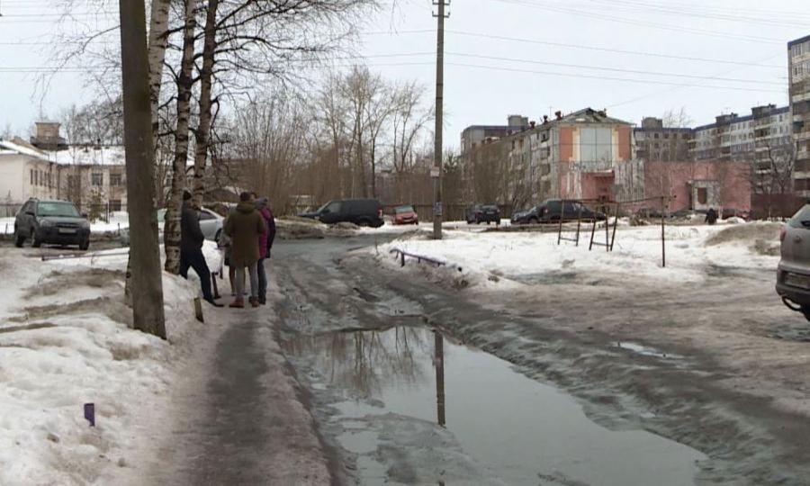 Архангельские чиновники вместе с жителями поставили «неуд» управляющим компаниям за уборку городских дворов