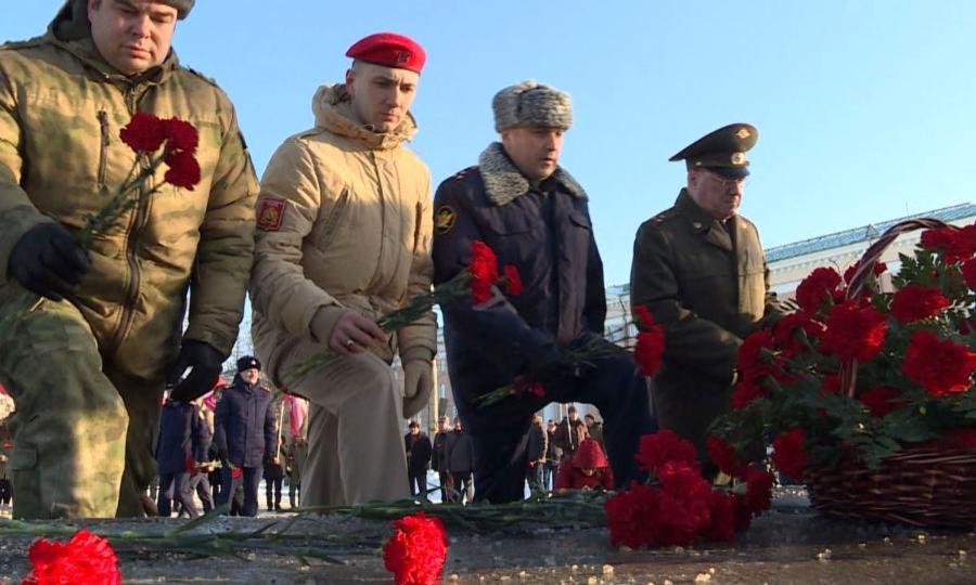 В День памяти павших в годы гражданской войны и интервенции цветы возложили к обелиску в столице Поморья
