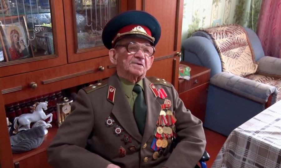 Медаль к юбилею Победы вручили одному из старейших жителей Няндомы, участнику Великой Отечественной — Анатолию Валову